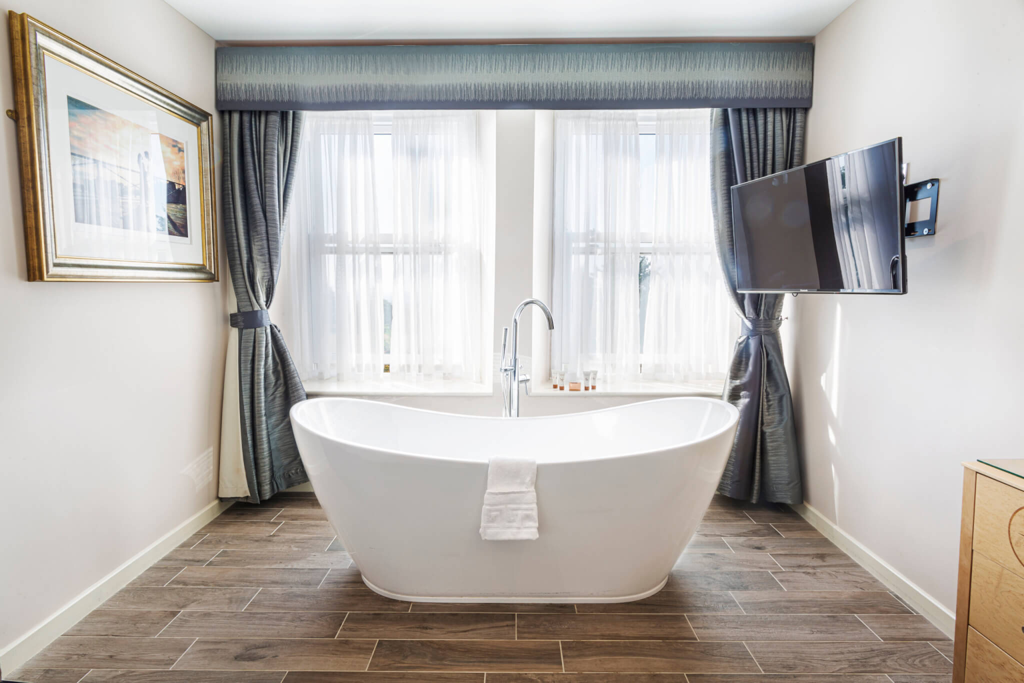 Moorland Hotel Deluxe Suite Bath Tub scaled