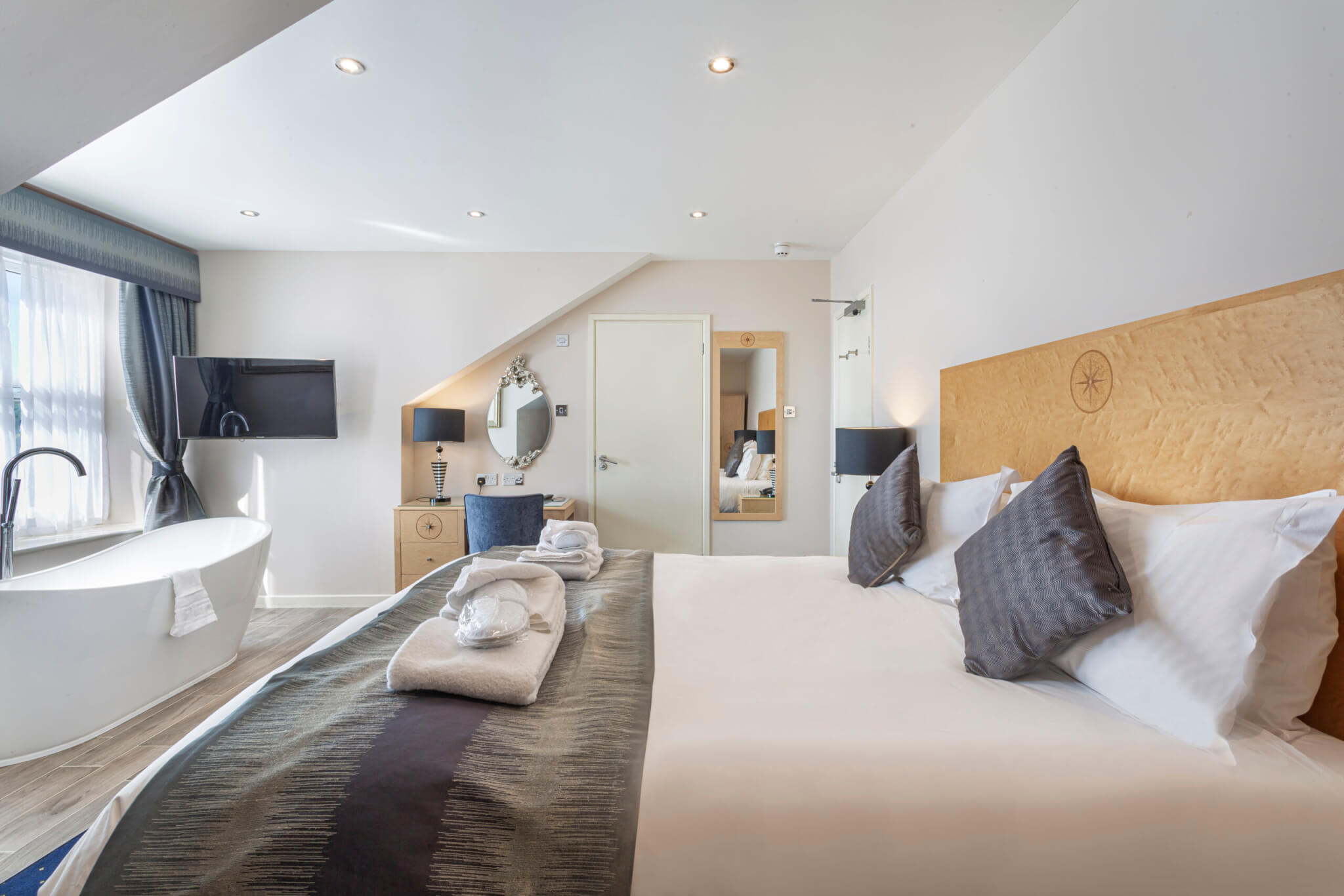 Moorland Hotel Deluxe Suite Bedroom Space scaled